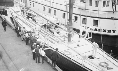 New Yorkers gather to gawk at Shamrock IV  August 17, 1914